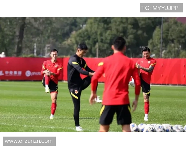 足球明星携手转场瞬间定格精彩时刻的合拍图片展示